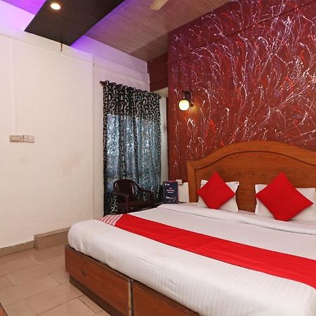 Отель Oyo 75571 Sai Pooja Lodging Мумбаи Экстерьер фото