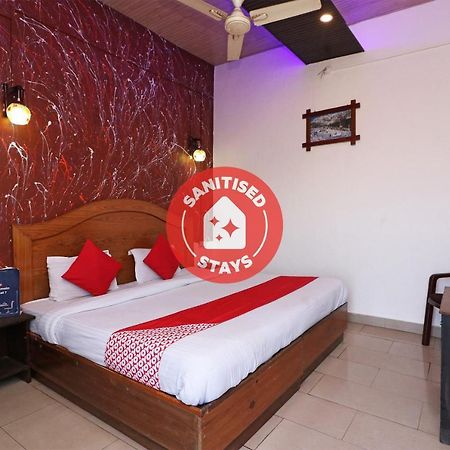 Отель Oyo 75571 Sai Pooja Lodging Мумбаи Экстерьер фото